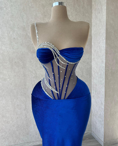 Robe de bal sirène longue bleu roi élégante à une épaule, ornée de sequins et de perles, avec dentelle.