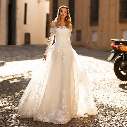 Vestidos de novia elegantes de manga larga, escote barco con hombros descubiertos, apliques de encaje y cola de barrido. Vestido de novia corte A.