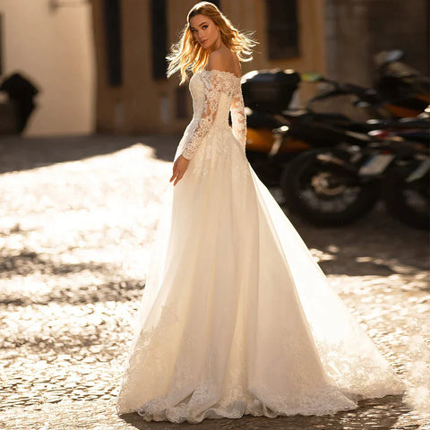 Vestidos de novia elegantes de manga larga, escote barco con hombros descubiertos, apliques de encaje y cola de barrido. Vestido de novia corte A.