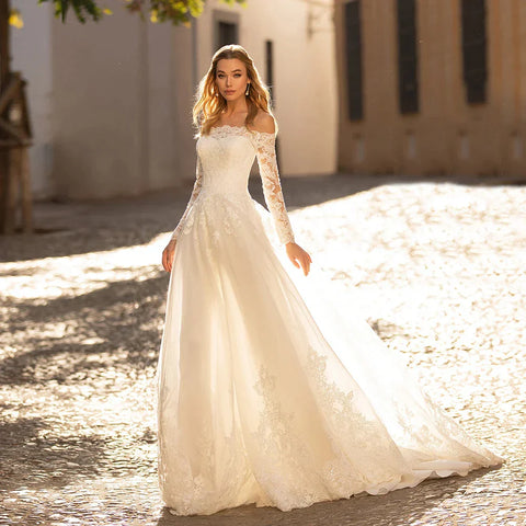 Vestidos de novia elegantes de manga larga, escote barco con hombros descubiertos, apliques de encaje y cola de barrido. Vestido de novia corte A.