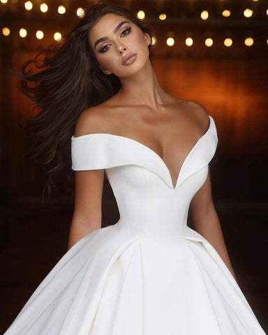 Elegante vestido de novia largo blanco de satén, corte en A, hombros descubiertos y escote en V