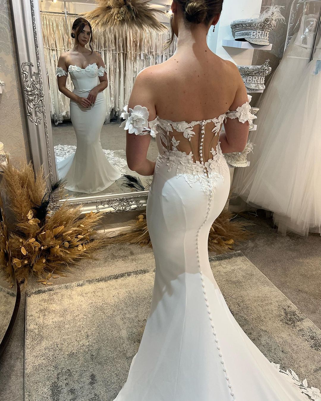 Elegante vestido de novia largo blanco de corte sirena con hombros descubiertos, apliques y cola