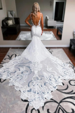 Elegante vestido de novia largo blanco estilo sirena, con tirantes finos, escote en V y espalda descubierta, adornado con encaje.