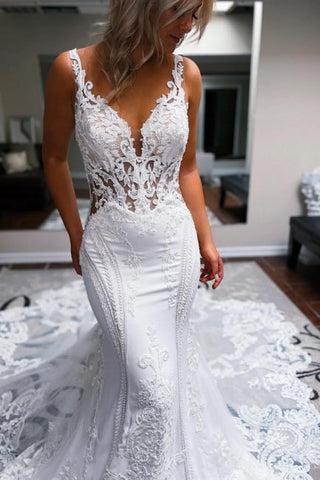 Elegante vestido de novia largo blanco estilo sirena, con tirantes finos, escote en V y espalda descubierta, adornado con encaje.