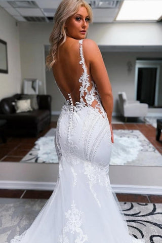 Elegante vestido de novia largo blanco estilo sirena, con tirantes finos, escote en V y espalda descubierta, adornado con encaje.