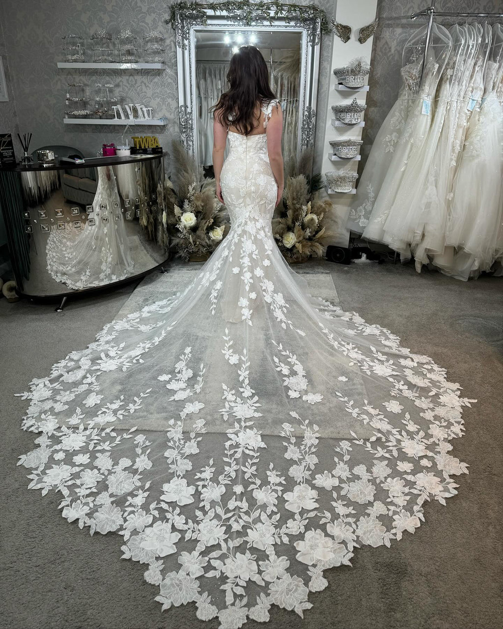Robe de mariée sirène élégante, épaules dénudées, sans manches, ornée d'appliqués, en tulle et dentelle, avec traîne.