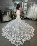 Robe de mariée sirène élégante, épaules dénudées, sans manches, ornée d'appliqués, en tulle et dentelle, avec traîne.