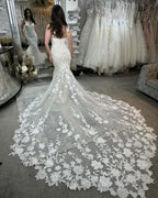 Robe de mariée sirène élégante, épaules dénudées, sans manches, ornée d'appliqués, en tulle et dentelle, avec traîne.