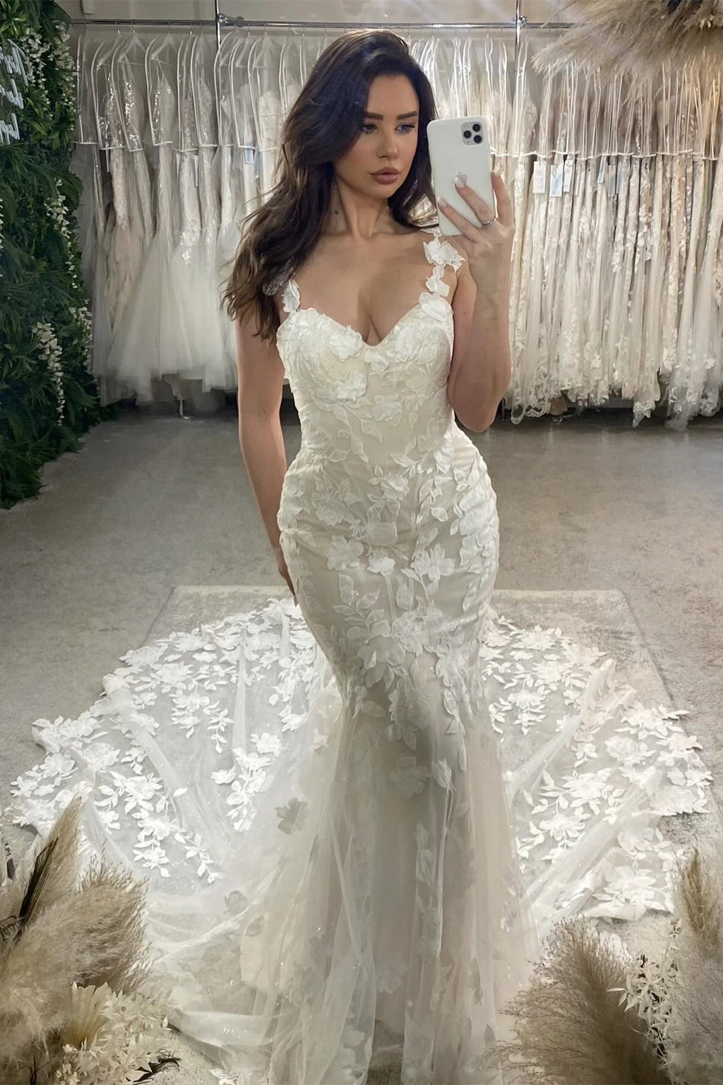 Robe de mariée sirène élégante, épaules dénudées, sans manches, ornée d'appliqués, en tulle et dentelle, avec traîne.
