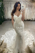 Robe de mariée sirène élégante, épaules dénudées, sans manches, ornée d'appliqués, en tulle et dentelle, avec traîne.