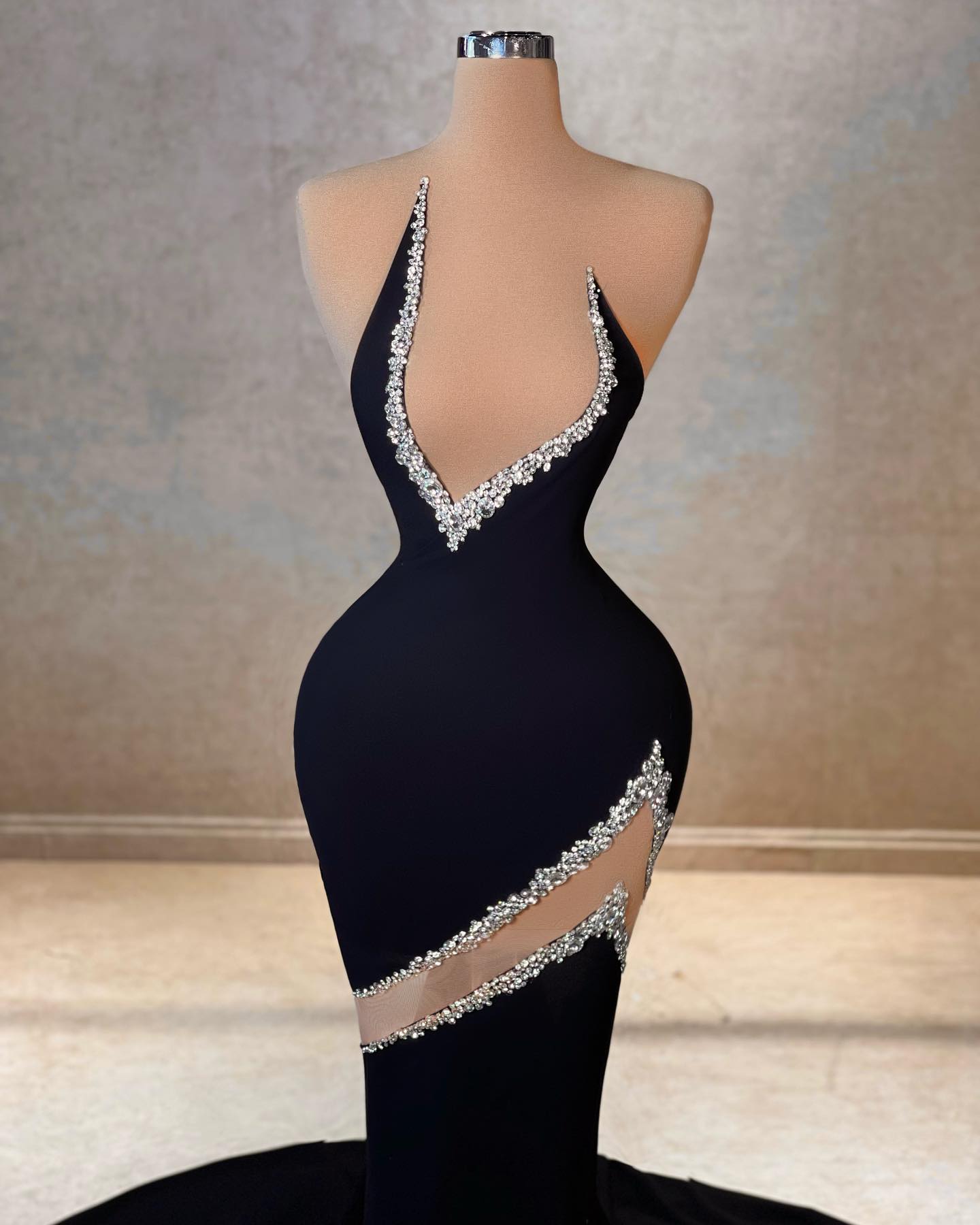 Robe de bal élégante sirène à col en V sans manches en satin et tulle avec strass