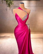 Robe de bal élégante en satin fuchsia, col en V, sans manches, à volants, fendue sur le devant