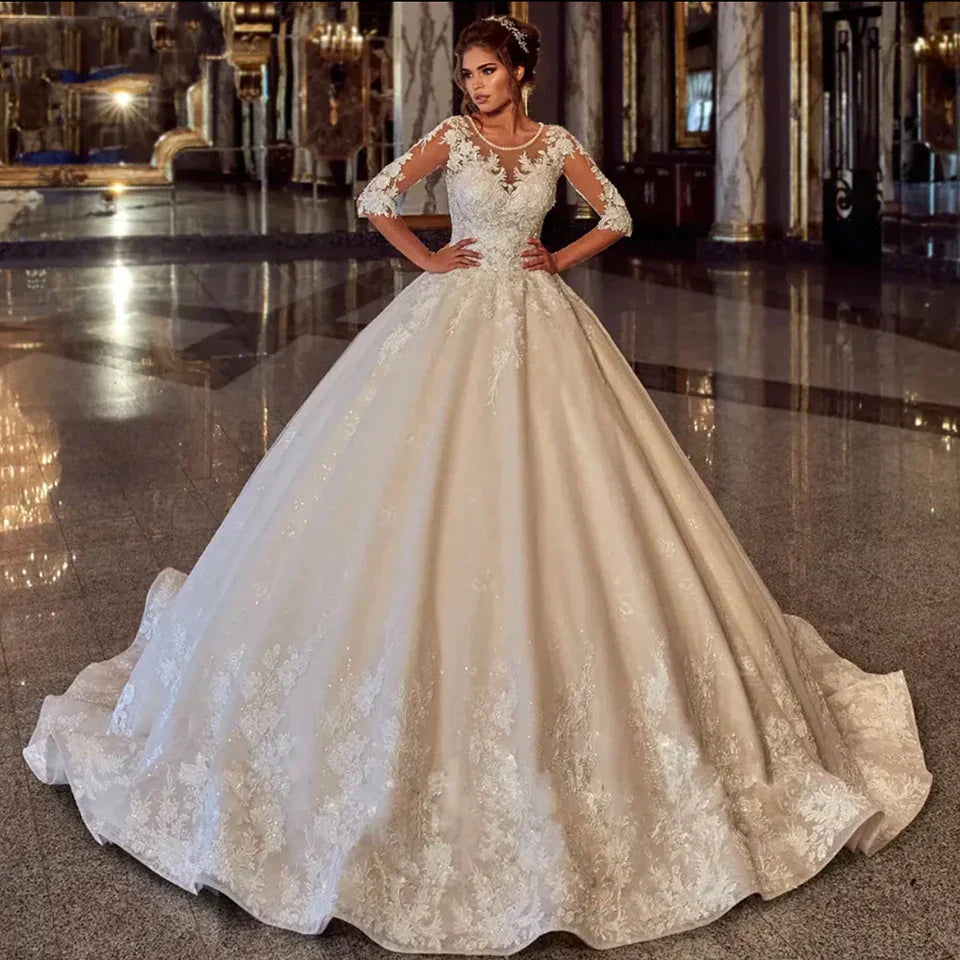 Robe de mariée élégante à col rond, ornée de perles et d'appliques en dentelle, manches courtes, en tulle et dentelle. Collection 2023.