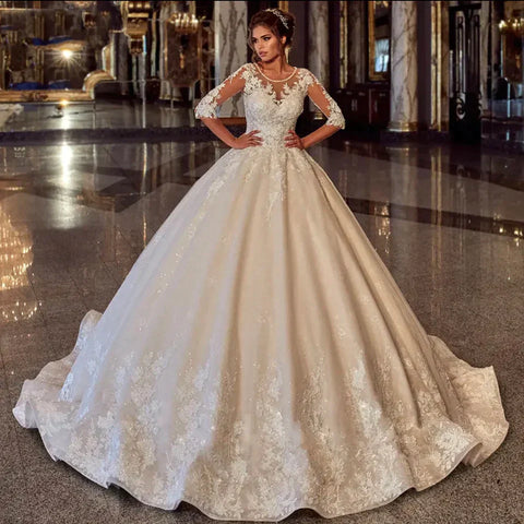 Vestido de novia de corte princesa con escote redondo, perlas, apliques de encaje, manga corta, tul y cordones (2023).