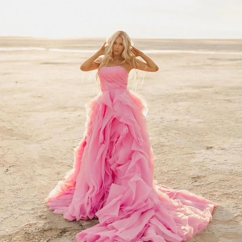 Robe de bal longue bustier rose élégant à volants et pétales, robe de mariée bohème pour séance photo de grossesse ou de plage