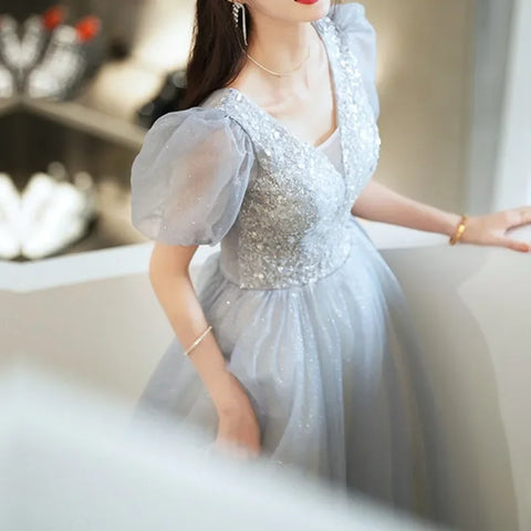 Elegante vestido de princesa para baile de graduación, de noche, con escote en V, mangas abullonadas y detalle de vendaje. Vestido largo floral con brillo. 