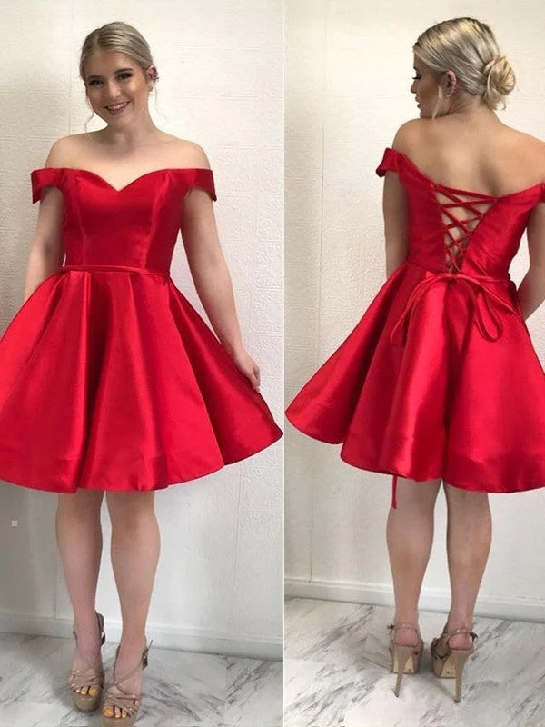 Élégantes robes de bal courtes trapèze en satin à volants sans manches et décolleté cœur