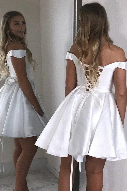 Élégantes robes de bal courtes trapèze en satin à volants sans manches et décolleté cœur