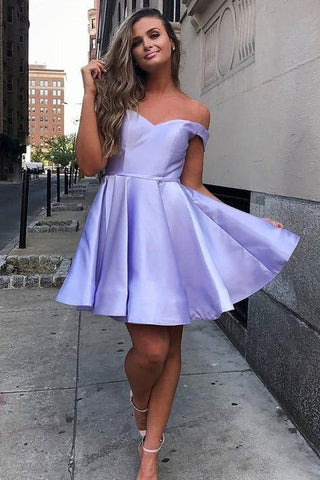Elegantes vestidos cortos de satén con escote corazón, sin mangas y volantes para fiestas de bienvenida.