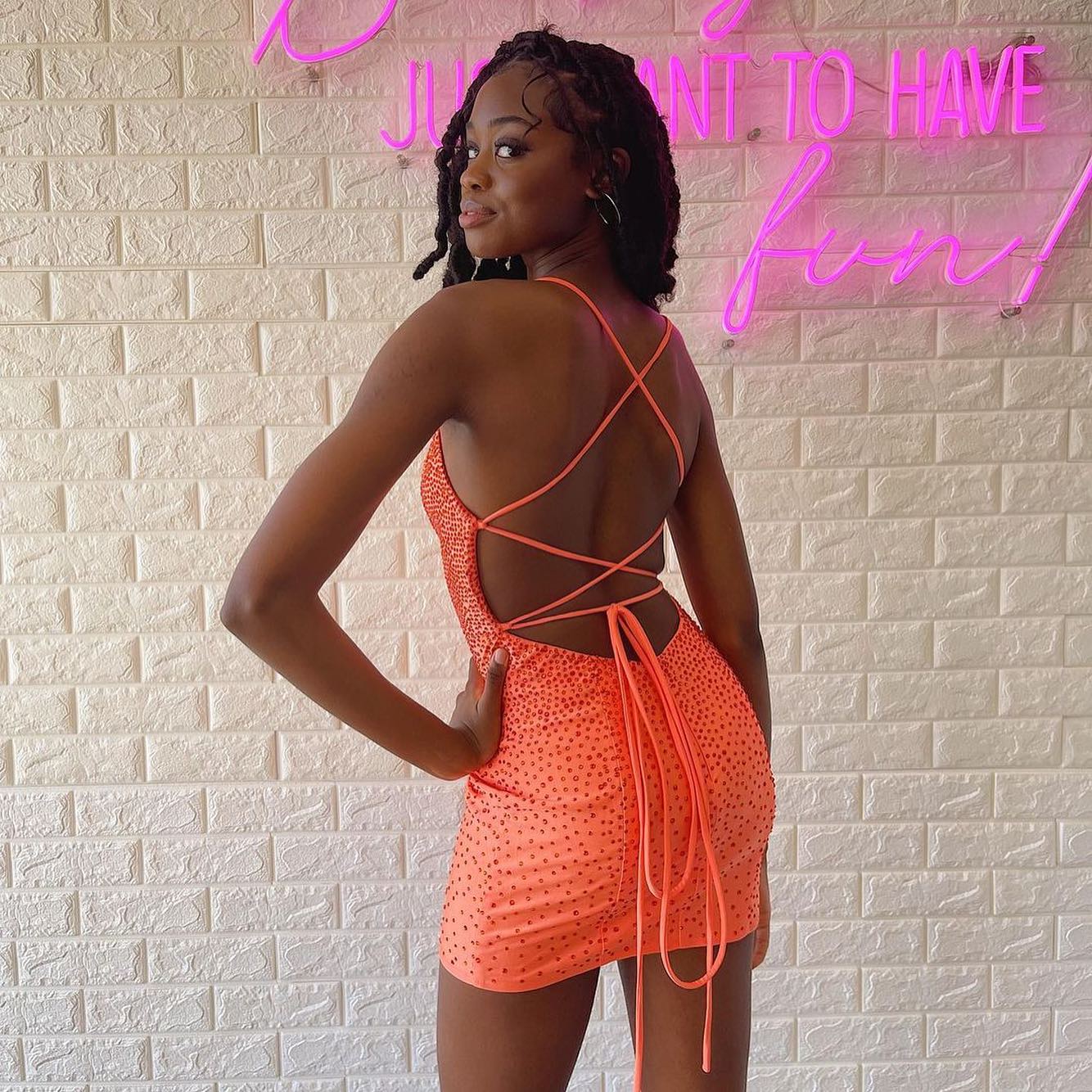 Elegante vestido corto naranja de tirantes finos, sexy y sin mangas para la fiesta de bienvenida