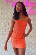 Elegante vestido corto naranja de tirantes finos, sexy y sin mangas para la fiesta de bienvenida