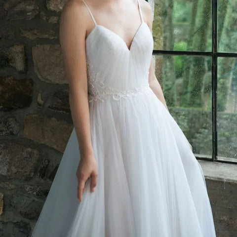 Vestido de novia sexy con tirantes finos, espalda descubierta, escote corazón y pliegues. Estilo boho. Estilo Dubai. 