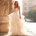 Robes de mariée élégantes à décolleté cœur 2024, ornées d'appliqués floraux, sans manches, dos illusion, à volants et traîne courte.