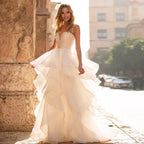 Robes de mariée élégantes à décolleté cœur 2024, ornées d'appliqués floraux, sans manches, dos illusion, à volants et traîne courte.