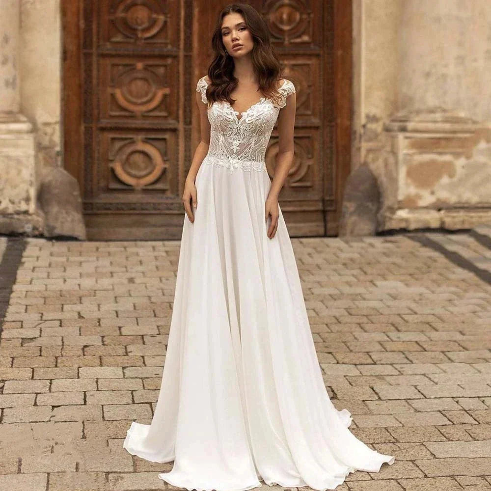 Robe de bal élégante à manches courtes et col en V, ornée de dentelle et d'appliques, avec traîne courte et style princesse.