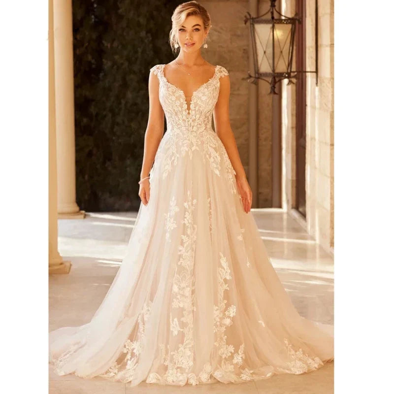 Elegante vestido de novia para mujer con escote en V, mangas cortas, apliques de encaje y cola de barrido con botones.