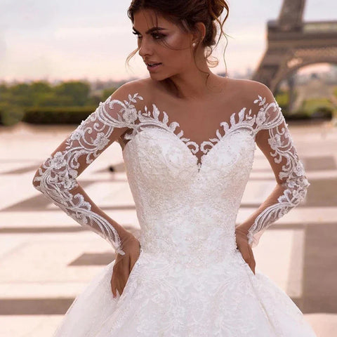 Vestidos de novia elegantes con bordados, estilo princesa, corte princesa, escote corazón, manga larga, sencillos, con botones en la espalda.
