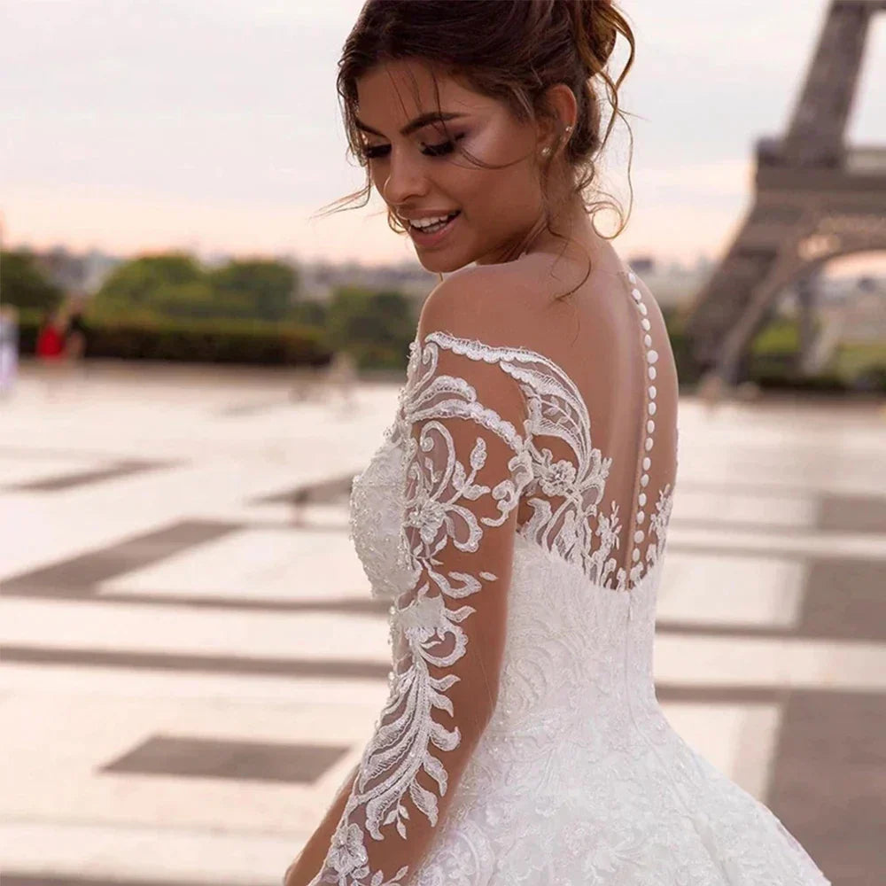 Vestidos de novia elegantes con bordados, estilo princesa, corte princesa, escote corazón, manga larga, sencillos, con botones en la espalda.