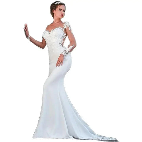 Robe de mariée blanche élégante à col rond et manches longues, ornée de cristaux et de perles, coupe sirène avec traîne. 