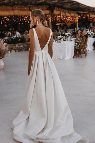 Elegantes vestidos de novia de satén corte A con escote en V y cola de barrido WD564