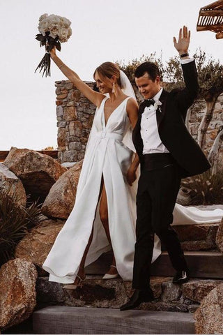 Elegantes vestidos de novia de satén corte A con escote en V y cola de barrido WD564