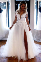 Robe de mariée élégante en dentelle, coupe trapèze, col en V et manches longues WD588