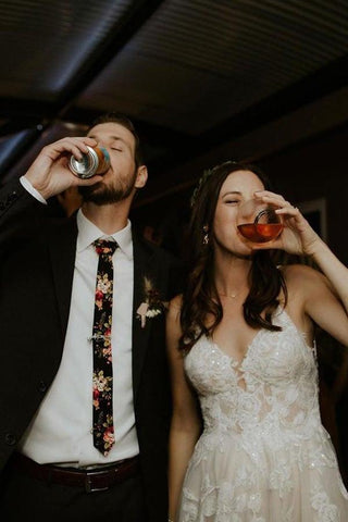 Vestidos de novia elegantes con tirantes aplicados, escote en V, espalda descubierta y corte en A WD552