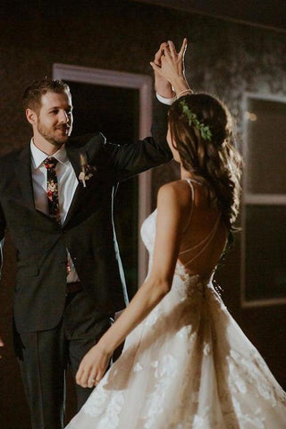 Vestidos de novia elegantes con tirantes aplicados, escote en V, espalda descubierta y corte en A WD552