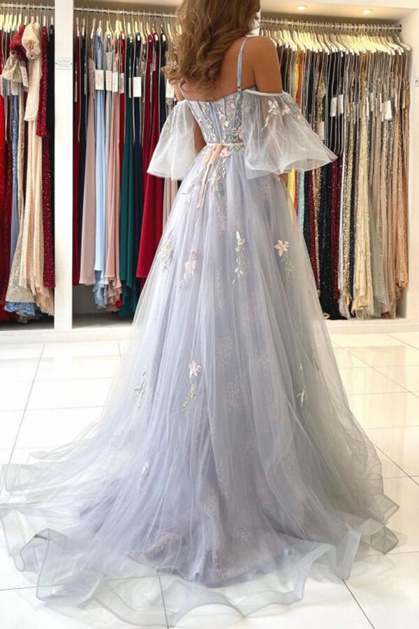 Elegante vestido de fiesta azul de tul con escote en A, hombros descubiertos y estampado floral.