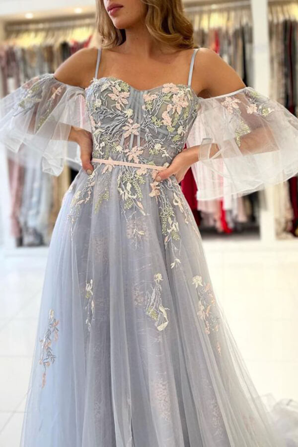 Elegante vestido de fiesta azul de tul con escote en A, hombros descubiertos y estampado floral.