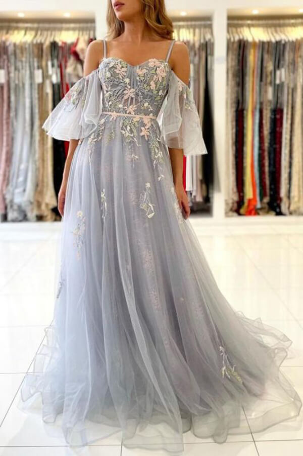 Elegante vestido de fiesta azul de tul con escote en A, hombros descubiertos y estampado floral.