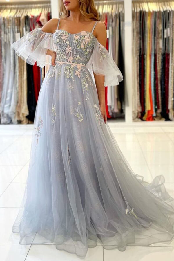 Elegante vestido de fiesta azul de tul con escote en A, hombros descubiertos y estampado floral.