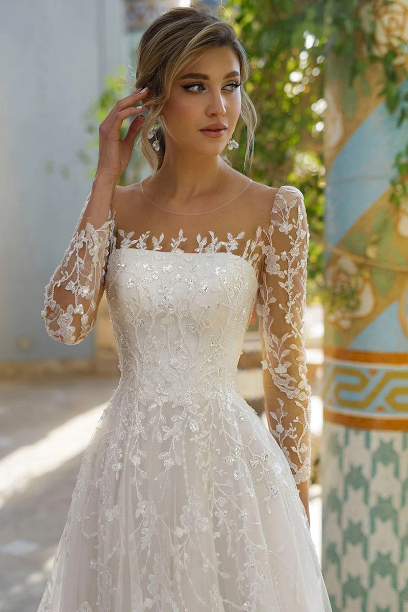 Robe de mariée élégante à manches longues et col rond, ornée d'appliqués de dentelle, idéale pour la plage (WD681)