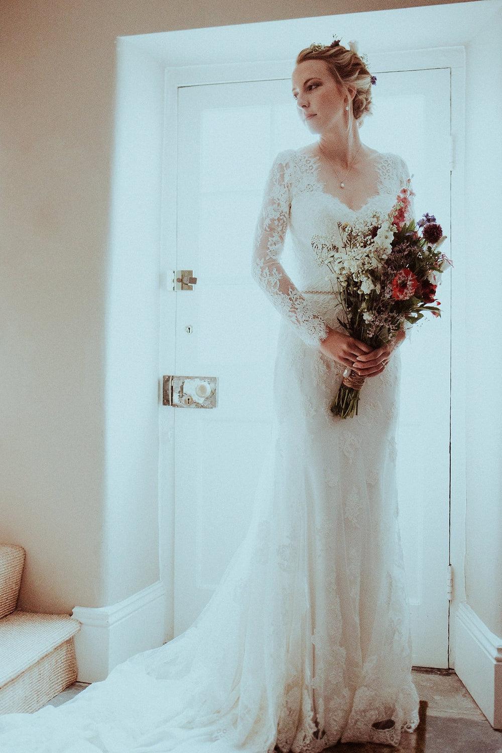 Vestido de novia elegante de manga larga con espalda en V y encaje WD600
