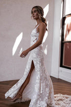 Elegantes vestidos de novia bohemios de encaje con escote en V estilo sirena y abertura WD679