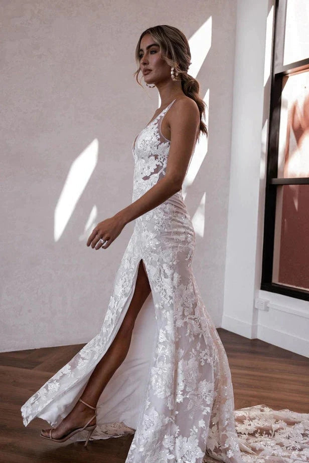 Elegantes vestidos de novia bohemios de encaje con escote en V estilo sirena y abertura WD679