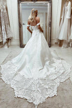 Robe de mariée élégante en satin, épaules dénudées, coupe trapèze, ornée d'appliqués WD573