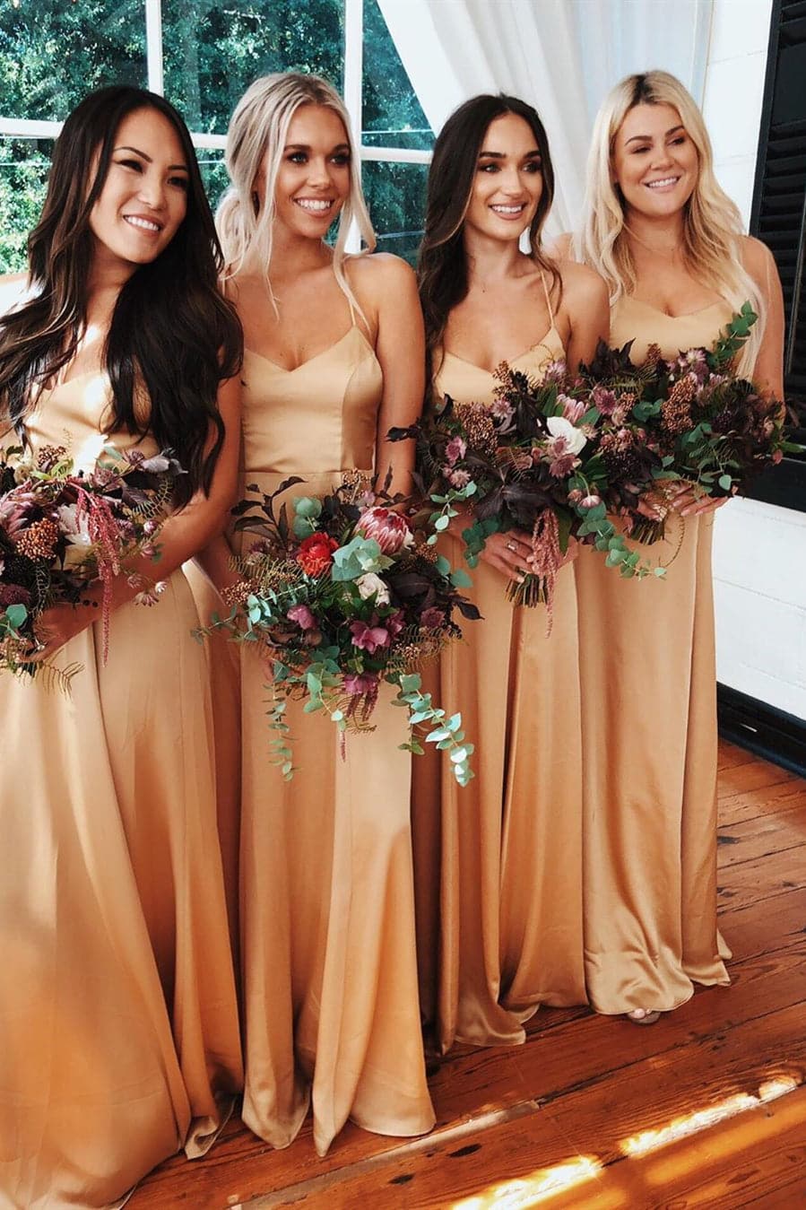 Elegante vestido de dama de honor de gasa dorada con tirantes finos VMB36