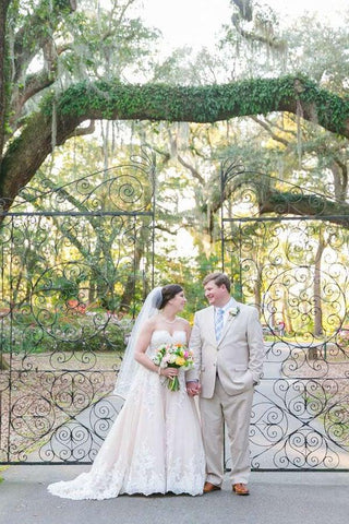 Elegante vestido de novia rosa con escote corazón y corte asimétrico, con encaje blanco WD093