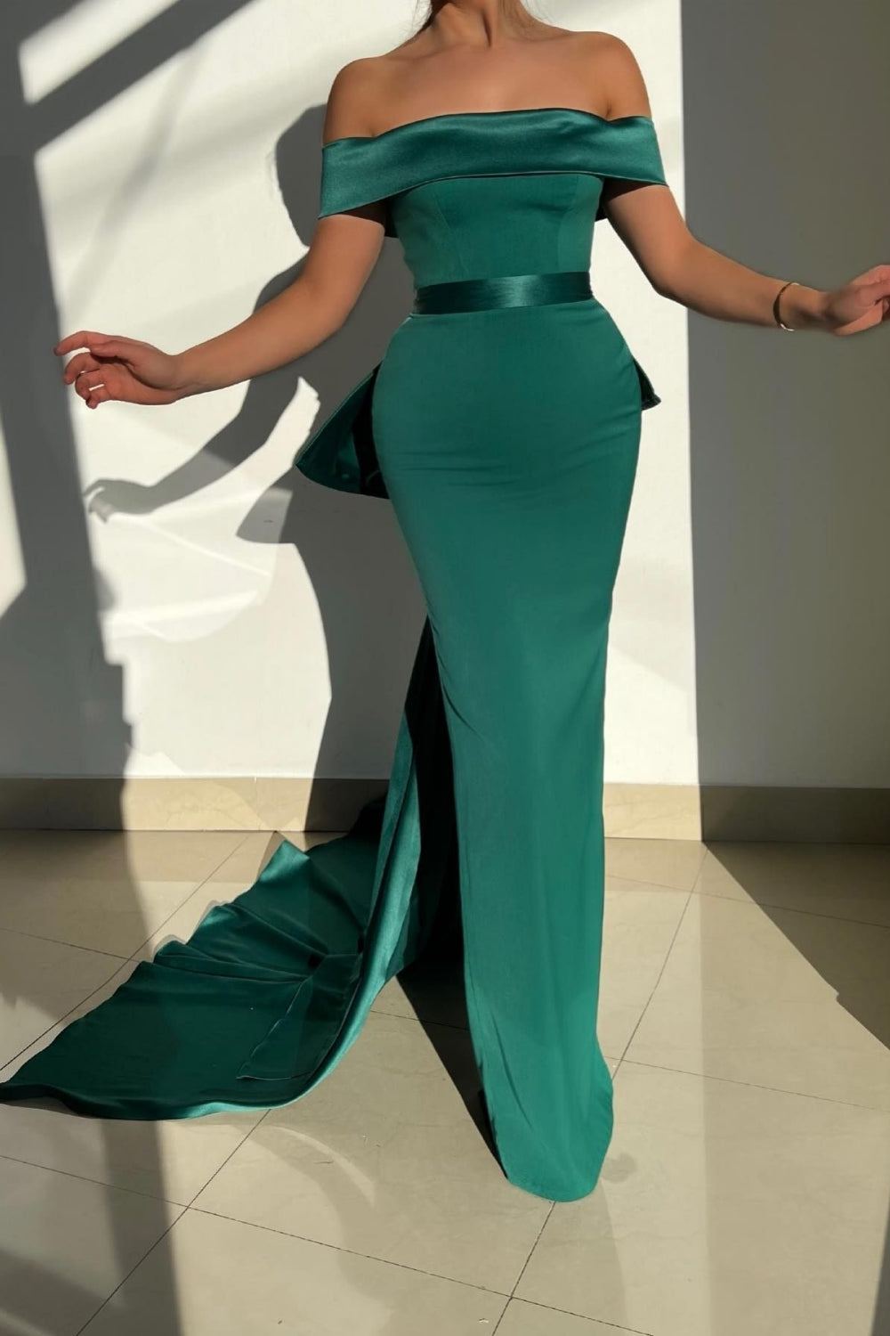 Robes de bal sirène élégantes en satin à épaules dénudées et traîne